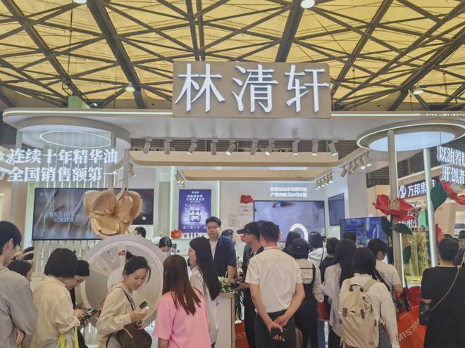化、自然堂等美妆企业亮相美博会！麻将胡了2试玩模拟器【现场】家(图28)