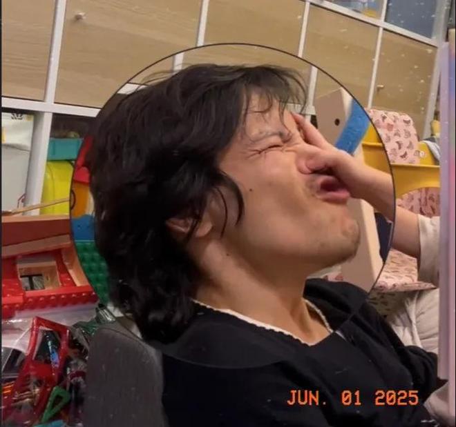 女儿玩耍小奶黄活泼可爱酷似郭碧婷！麻将胡了app向佐六一儿童节晒与(图2)